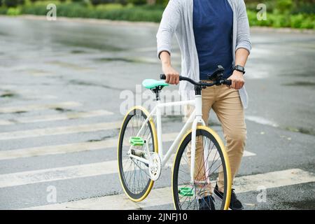 Zugeschnittenes Bild eines Mannes mit Fahrradüberfahrt Stockfoto