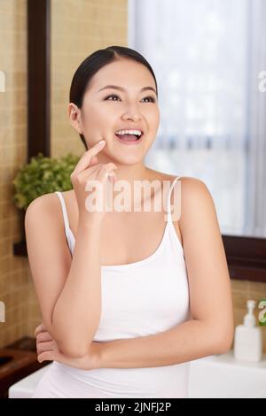 Porträt der lachenden schönen vietnamesischen jungen Frau Stockfoto