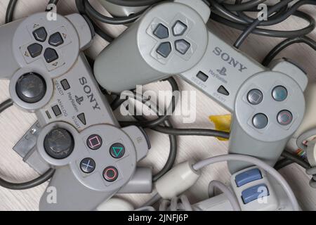 Kostanay, Kasachstan 2022. Alte Gamepads für die Sony playstation-Spielkonsole im Retro-Design Stockfoto