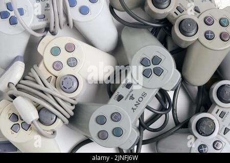 Kostanay, Kasachstan 2022. Alte Gamepads für die Sony playstation-Spielkonsole im Retro-Design Stockfoto