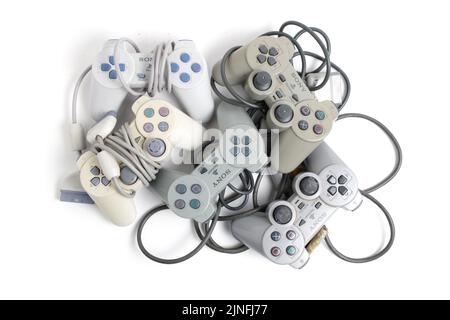 Kostanay, Kasachstan 2022. Alte Gamepads für die Sony playstation-Spielkonsole im Retro-Design Stockfoto