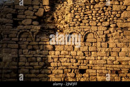 Sonnenaufgang am Glockenturm von Sant Romà de Sau und dem Stausee Sau während der Sommertrockenheit von 2022 (Osona, Barcelona, Katalonien, Spanien) Stockfoto