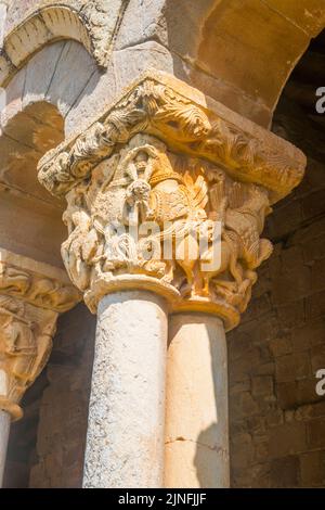 Kapital. Kirche San Julian und Santa Basilisa, Rebolledo de la Torre, Provinz Burgos, Castilla Leon, Spanien. Stockfoto