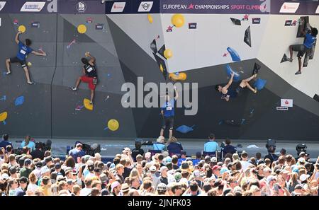 München, Deutschland. 11. August 2022. Europameisterschaften, Europameisterschaft, Klettern, Bouldern, Männer, Qualifikation, Königsplatz. Zuschauer beobachten den Boulderwettbewerb. Quelle: Angelika Warmuth/dpa/Alamy Live News Stockfoto