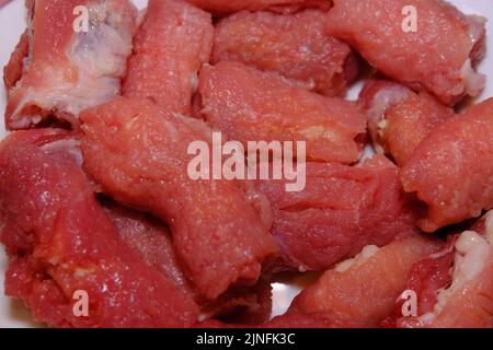 Rohes Fleisch Rolle Slavink isoliert auf weißem Hintergrund. Stockfoto