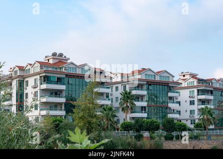 Neue Wohnanlage in Tosmur, Alanya am Ufer des Flusses. Immobilien in der Südtürkei. Stockfoto