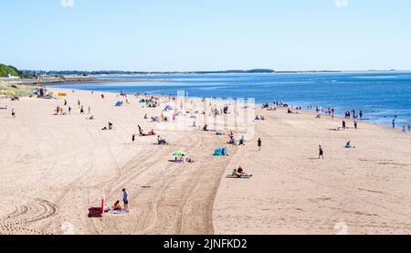 Dundee, Tayside, Schottland, Großbritannien. 11. August 2022. Wetter in Großbritannien: Extrem heiße Temperaturen im August in Nordostschottland erreichten 28 Grad Besucher schwärmen am Broughty Ferry Beach in Dundee, um das warme, wunderbare Sommerwetter zu genießen und sich im Sand zu sonnen. Kredit: Dundee Photographics/Alamy Live Nachrichten Stockfoto