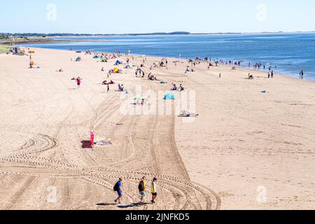 Dundee, Tayside, Schottland, Großbritannien. 11. August 2022. Wetter in Großbritannien: Extrem heiße Temperaturen im August in Nordostschottland erreichten 28 Grad Besucher schwärmen am Broughty Ferry Beach in Dundee, um das warme, wunderbare Sommerwetter zu genießen und sich im Sand zu sonnen. Kredit: Dundee Photographics/Alamy Live Nachrichten Stockfoto