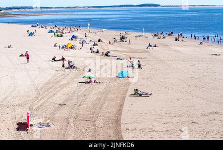 Dundee, Tayside, Schottland, Großbritannien. 11. August 2022. Wetter in Großbritannien: Extrem heiße Temperaturen im August in Nordostschottland erreichten 28 Grad Besucher schwärmen am Broughty Ferry Beach in Dundee, um das warme, wunderbare Sommerwetter zu genießen und sich im Sand zu sonnen. Kredit: Dundee Photographics/Alamy Live Nachrichten Stockfoto