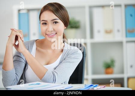 Porträt einer attraktiven lächelnden Geschäftsfrau, die die Kamera anschaut Stockfoto