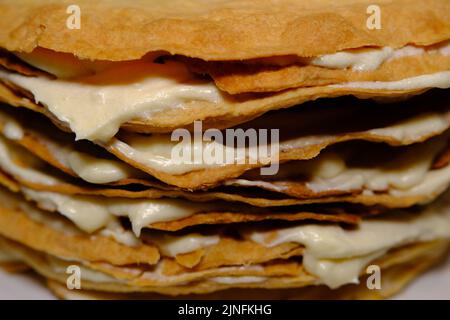 Blätterteig Kuchen Napoleon Schichten Nahaufnahme Textur mit weißer Creme innen. Stockfoto