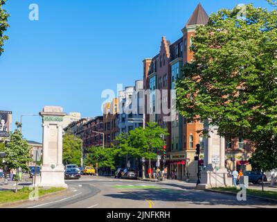 Tor zum historischen Fenway-Viertel an der Westland Avenue in der Hemenway Street in Boston, Massachusetts, USA. Stockfoto