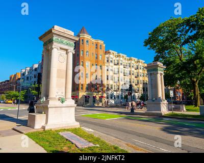 Tor zum historischen Fenway-Viertel an der Westland Avenue in der Hemenway Street in Boston, Massachusetts, USA. Stockfoto