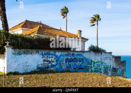 Tanger, Marokko - 19. Januar 2022 : HipHop Blue Tags auf einer Villa in Tanger Marokko Stockfoto