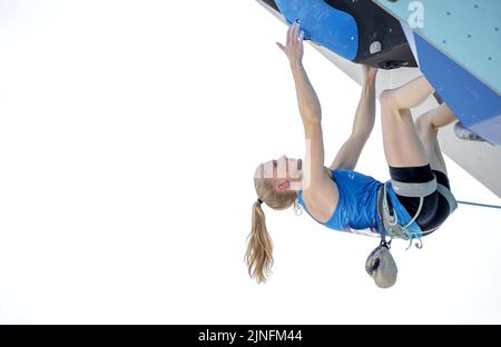 MUNCHEN - Lynn van der Meer in Aktion während der Führung (oder Führung) des Sportkletterns (f) am ersten Tag der Mehreuropameisterschaft. Die deutsche Stadt München wird 2022 eine kombinierte Europameisterschaft verschiedener Sportarten veranstalten. ANP ROBIN VAN LONKHUIJSEN Stockfoto