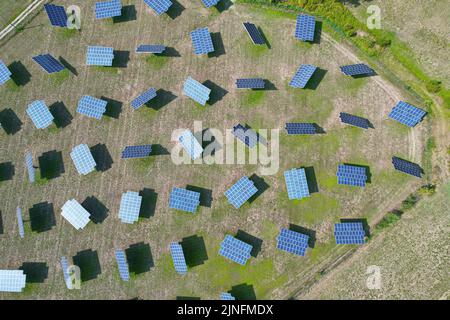 Silizium-Photovoltaikmodule mit defektem einachsigen Schrägspursystem in einem kleinen Solarkraftwerk. Alessandria, Italien - August 2022 Stockfoto