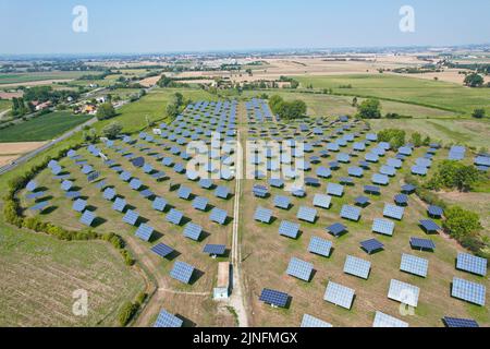 Silizium-Photovoltaikmodule mit defektem einachsigen Schrägspursystem in einem kleinen Solarkraftwerk. Alessandria, Italien - August 2022 Stockfoto