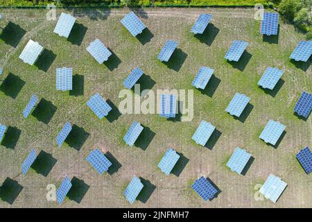 Silizium-Photovoltaikmodule mit defektem einachsigen Schrägspursystem in einem kleinen Solarkraftwerk. Alessandria, Italien - August 2022 Stockfoto