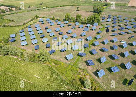 Silizium-Photovoltaikmodule mit defektem einachsigen Schrägspursystem in einem kleinen Solarkraftwerk. Alessandria, Italien - August 2022 Stockfoto