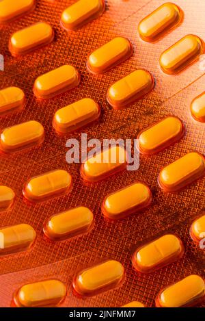 Nahaufnahme, Makroansicht von Blisterpackungen mit Pillen, Medikamenten Vitamin, Antibiotika, Schmerzmitteln, Verpackungen für Tabletten, Softfokus im Vollformat Stockfoto