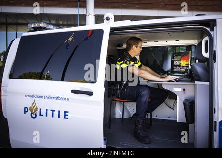 2022-08-11 14:04:59 DORDRECHT - Ein Polizeibeamter in einem Videofahrzeug, mit dem die Polizei in Dordrecht Testlauf für ein Jahr. Durch unter anderem eine rotierende Kamera auf einem Mast und einen Wärmebild-Sensor ist es möglich, im Falle eines Zwischenfalls aus der Ferne zu überwachen und abzuschätzen, ob ein zusätzlicher Polizeieinsatz erforderlich ist. ANP RAMON VAN FLYMEN niederlande Out - belgien Out Stockfoto