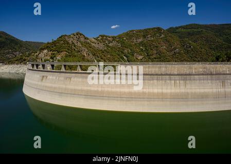 Susqueda Reservoir, in der Region Guilleries, während der Sommertrockenheit von 2022 (La Selva, Girona, Katalonien, Spanien) ESP: Embalse de Susqueda Stockfoto