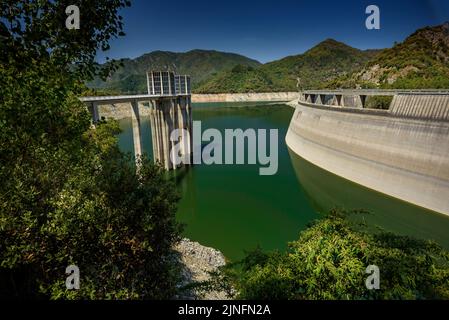 Susqueda Reservoir, in der Region Guilleries, während der Sommertrockenheit von 2022 (La Selva, Girona, Katalonien, Spanien) ESP: Embalse de Susqueda Stockfoto