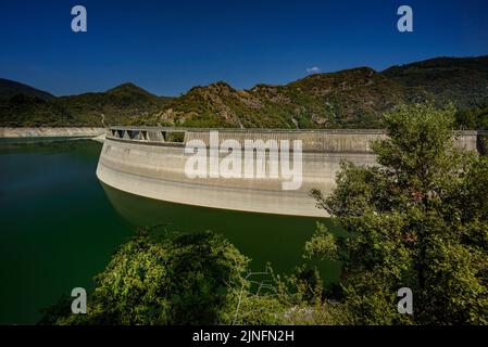 Susqueda Reservoir, in der Region Guilleries, während der Sommertrockenheit von 2022 (La Selva, Girona, Katalonien, Spanien) ESP: Embalse de Susqueda Stockfoto