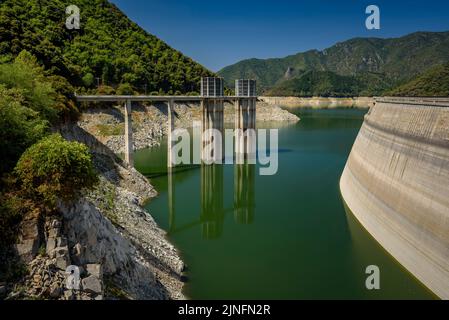 Susqueda Reservoir, in der Region Guilleries, während der Sommertrockenheit von 2022 (La Selva, Girona, Katalonien, Spanien) ESP: Embalse de Susqueda Stockfoto