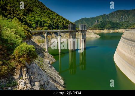 Susqueda Reservoir, in der Region Guilleries, während der Sommertrockenheit von 2022 (La Selva, Girona, Katalonien, Spanien) ESP: Embalse de Susqueda Stockfoto