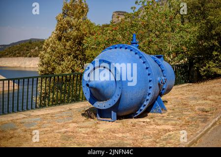 Turbine am Staudamm des Sau-Stausees, am Fluss Ter, während der Sommertrockenheit von 2022 (Osona, Barcelona, Katalonien, Spanien) Stockfoto