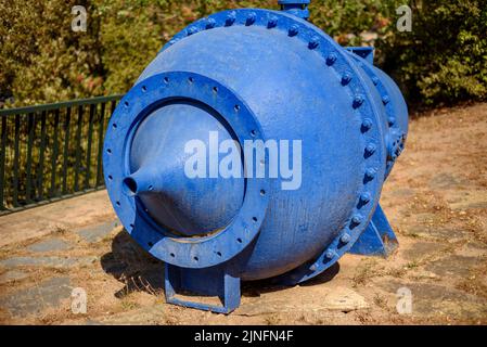 Turbine am Staudamm des Sau-Stausees, am Fluss Ter, während der Sommertrockenheit von 2022 (Osona, Barcelona, Katalonien, Spanien) Stockfoto