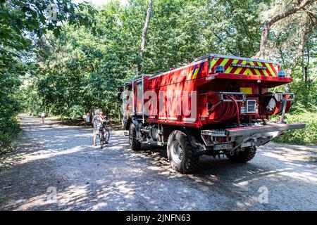 Kalmthout, Belgien. 11. August 2022. Am Donnerstag, dem 11. August 2022, wird ein Feuerwehrauto im Naturschutzgebiet Kalmthoutse Heide in Kalmthout gesehen. BELGA FOTO JONAS ROOSENS Kredit: Belga Nachrichtenagentur/Alamy Live News Stockfoto