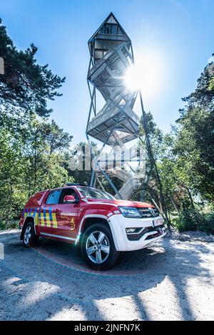 Kalmthout, Belgien. 11. August 2022. Ein Feuerwehrauto fährt am Donnerstag, 11. August 2022, an einem Feuerwachturm im Naturschutzgebiet Kalmthoutse Heide in Kalmthout vorbei. BELGA FOTO JONAS ROOSENS Kredit: Belga Nachrichtenagentur/Alamy Live News Stockfoto