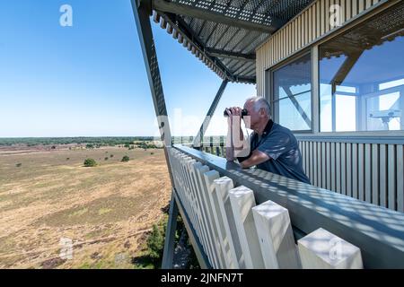 Kalmthout, Belgien. 11. August 2022. Am Donnerstag, den 11. August 2022, wacht ein Freiwilliger auf der Spitze eines Wachturms im Naturschutzgebiet Kalmthoutse Heide in Kalmthout auf Brandzeichen. BELGA FOTO JONAS ROOSENS Kredit: Belga Nachrichtenagentur/Alamy Live News Stockfoto