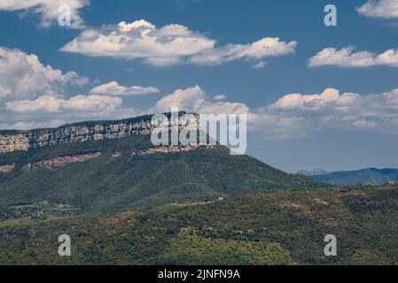 Blick auf die Klippe von El Far, in der Region Collsacabra, vom Heiligtum von El Coll aus gesehen, in den Guilleries-Bergen Girona, Katalonien, Spanien Stockfoto