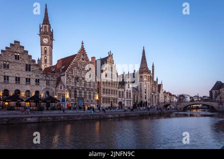 Sonnenuntergang in Graslei am Fluss Lys in Gent. Belgien. Stockfoto