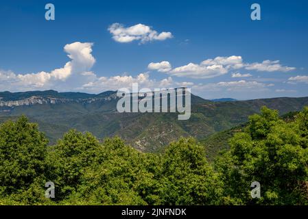 Blick auf die Klippe von El Far, in der Region Collsacabra, vom Heiligtum von El Coll aus gesehen, in den Guilleries-Bergen Girona, Katalonien, Spanien Stockfoto