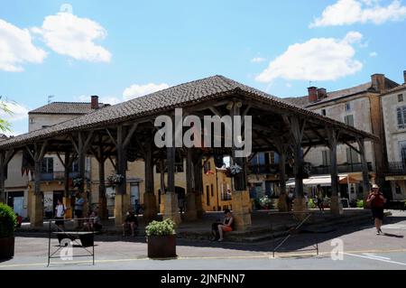 Der Marktplatz im Perigord Noir Dorf Belvès. Die Märkte finden jeden Samstag statt. Ungewöhnlich ist, dass es unter dem Markt alte Wohnungen gibt. Stockfoto