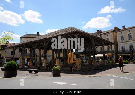 Der Marktplatz im Perigord Noir Dorf Belvès. Die Märkte finden jeden Samstag statt. Ungewöhnlich ist, dass es unter dem Markt alte Wohnungen gibt. Stockfoto