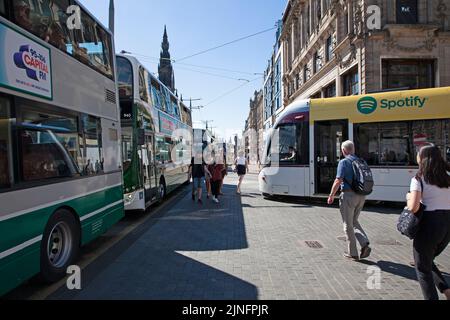 Stadtzentrum, Edinburgh, Schottland, Großbritannien. 11.. August 2022. EdFringe 6. Day auf der Royal Mile mit vielen Menschen, die Unterhaltung suchen. Das Wetter bei 27 Grad Celsius hatte Leute, die nach Wasserflaschen suchten und Schatten in den Gärten der Ciy fanden. Auf dem Bild: Zu viele Busse in der Princes Street verstopfen die Straßenbahnlinie vom St Andrews Square zur Princes Street. Quelle: Arch White/alamy Live News. Stockfoto