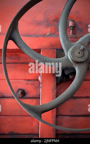 Rostende verwitterte Metallscheibe auf Vintage Farm Dreschmaschine Stockfoto