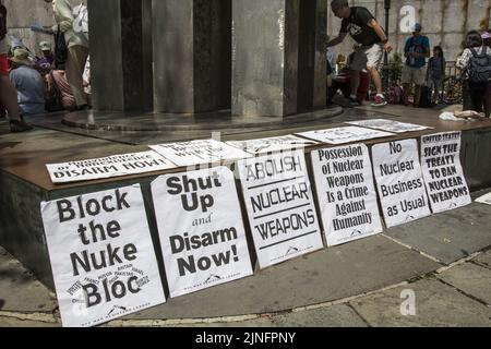 Koalition aus Antikriegs- und Anti-Atomwaffen-Gruppen demonstrieren für nukleare Abrüstung, während UN-Delegierte sich erneut bei den Vereinten Nationen mit ihren endlosen Gesprächen über Nichtverbreitung versammeln. Die Demonstranten kamen, um die „Atomdiplomatie wie gewohnt“ zu stören, die erhöhten Gefahren von Atomwaffen, Krieg und Klimakrise zu dramatisieren und einen Vertrag zum Verbot aller Atomwaffen zu fordern. Stockfoto