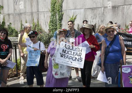 Koalition aus Antikriegs- und Anti-Atomwaffen-Gruppen demonstrieren für nukleare Abrüstung, während UN-Delegierte sich erneut bei den Vereinten Nationen mit ihren endlosen Gesprächen über Nichtverbreitung versammeln. Die Demonstranten kamen, um die „Atomdiplomatie wie gewohnt“ zu stören, die erhöhten Gefahren von Atomwaffen, Krieg und Klimakrise zu dramatisieren und einen Vertrag zum Verbot aller Atomwaffen zu fordern. Stockfoto