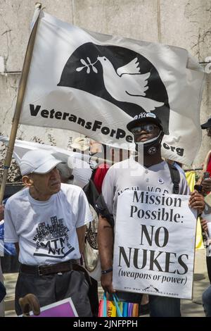 Koalition aus Antikriegs- und Anti-Atomwaffen-Gruppen demonstrieren für nukleare Abrüstung, während UN-Delegierte sich erneut bei den Vereinten Nationen mit ihren endlosen Gesprächen über Nichtverbreitung versammeln. Die Demonstranten kamen, um die „Atomdiplomatie wie gewohnt“ zu stören, die erhöhten Gefahren von Atomwaffen, Krieg und Klimakrise zu dramatisieren und einen Vertrag zum Verbot aller Atomwaffen zu fordern. Stockfoto