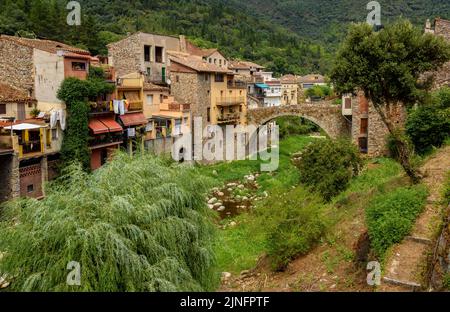 Osor Dorf, in Les Guilleries Bergen, mit der Brücke und der Schlucht Osor im Sommer (La Selva, Girona, Katalonien, Spanien) ESP: Villa de Osor Stockfoto