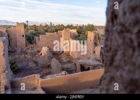 Skoura, Marokko. 11.. November 2021. Kasbah Amridil ist eine historische befestigte Residenz oder Kasbah in der Oase von Skoura in Marokko. Er gilt als einer der beeindruckendsten Kasbahs seiner Art in Marokko und war zuvor auf dem marokkanischen 50-Dirham-Schein zu sehen (Bild: © Walter G. Arce Sr./ZUMA Press Wire) Stockfoto