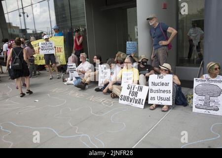 Koalition aus Antikriegs- und Anti-Atomwaffen-Gruppen demonstrieren für nukleare Abrüstung, während UN-Delegierte sich erneut bei den Vereinten Nationen mit ihren endlosen Gesprächen über Nichtverbreitung versammeln. Die Demonstranten kamen, um die „Atomdiplomatie wie gewohnt“ zu stören, die erhöhten Gefahren von Atomwaffen, Krieg und Klimakrise zu dramatisieren und einen Vertrag zum Verbot aller Atomwaffen zu fordern. Stockfoto