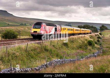 Der neue Messzug (auch bekannt als „die fliegende Banane“). Der gelb lackierte Zug bewertet den Zustand der Gleise. Gesehen hier in Ribblesdale. Stockfoto