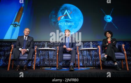 NASA-Administrator Bill Nelson, links, Mike Sarafin, Artemis I-Missionsmanager am NASA-Hauptsitz, und Bhavya Lal, Associate Administrator für Technologie, Politik, Und Strategie, rechts, während eines NASA Briefings über die Artemis I Moon Mission im Mary W. Jackson NASA Headquarters Building, August 3, 2022 in Washington, D.C. die NASA Artemis I Mission ist der erste integrierte Test der Deep Space Explorations Systeme: Die Raumsonde Orion, die Rakete des Space Launch Systems und unterstützende Bodensysteme. Stockfoto